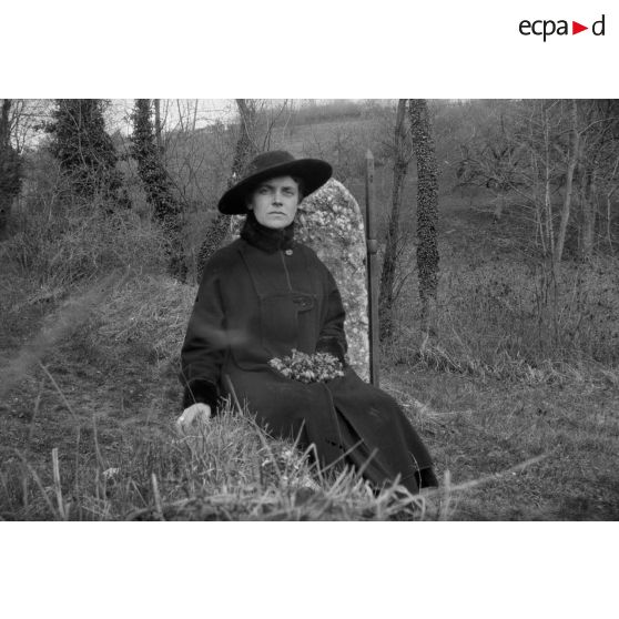 [Portrait d'une femme dans un paysage, s.d.]