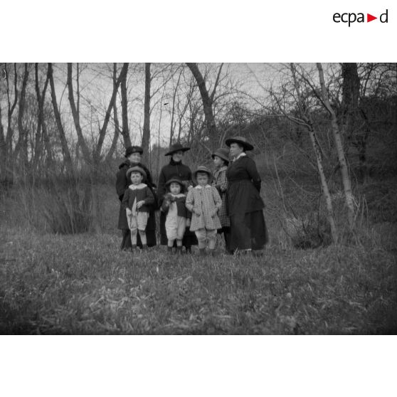 [Portrait de famille dans la campagne, s.d.]