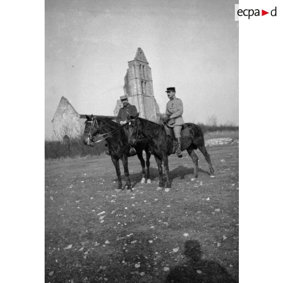[Jean Gélas et un camarade sur leurs chevaux, s.d.]