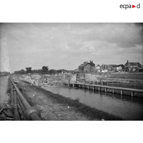 [Vue d'un village en ruines, s.d.]
