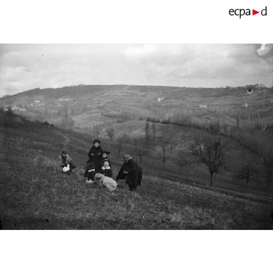 [Photographie de famille en plein air, s.d.]