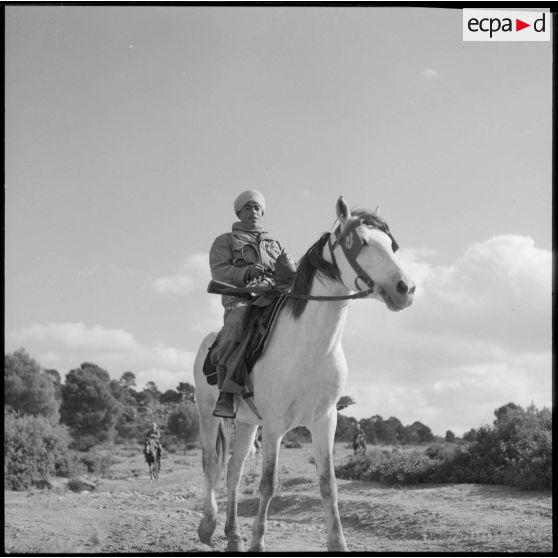 Un spahis du 10e GESA photographié au cours d'une patrouille dans les environs de Saïda.