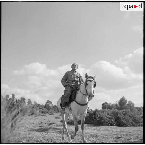 Un spahis du 10e GESA photographié au cours d'une patrouille dans les environs de Saïda.