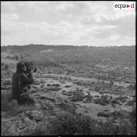 Le cinéaste Machuel filme les spahis du 10e GESA en patrouille dans les environs de Saïda.