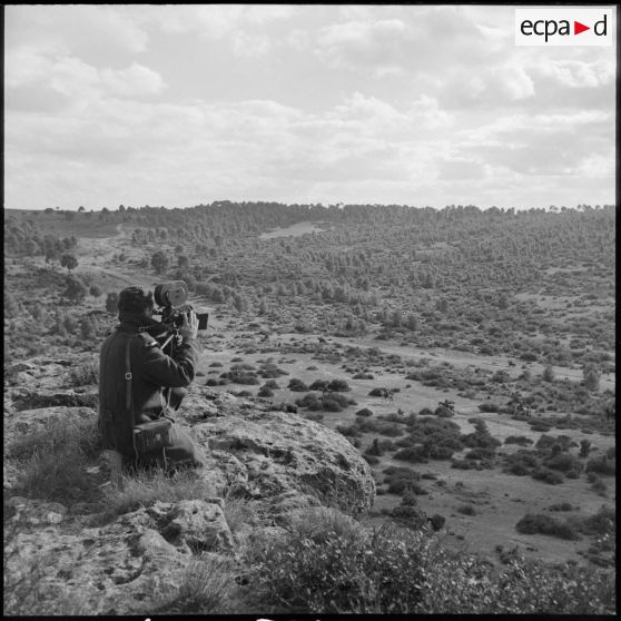 Le cinéaste Machuel filme les spahis du 10e GESA en patrouille dans les environs de Saïda.