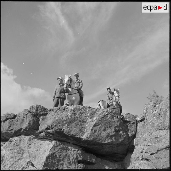 Le chef d'escadron du 10e GESA surveille la progression de ses hommes qui patrouille dans les environs de Saïda.