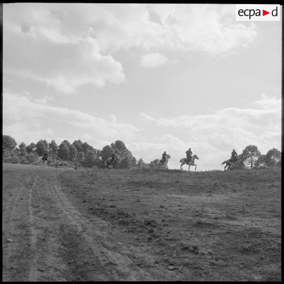 Les spahis du 10e GESA patrouillent dans les environs de Saïda.