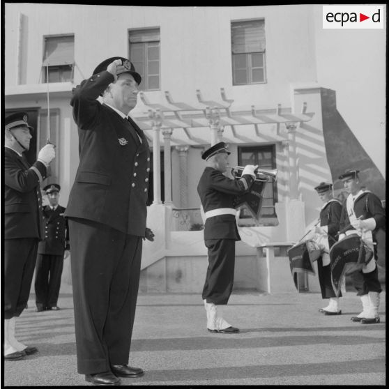 Salut du contre-amiral commandant la DBFM (Demi-brigade de fusiliers-marins).