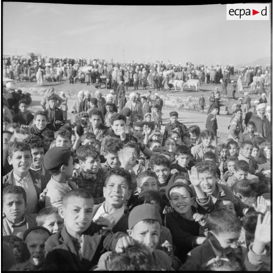 Des enfants de Guelma (Nord Constantinois) venus assister à la mission de la compagnie de haut-parleurs et de tracts (CPHT), dans le cadre de l'action psychologique, sur la place du marché.