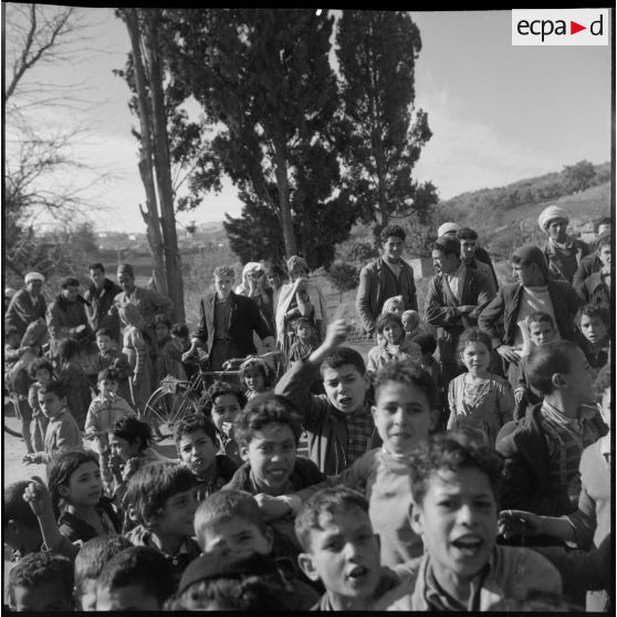 Les enfants de la commune de Guelma sur la place du marché lors de l'intervention de la CPHT (compagnie de haut-parleurs et de tracts) dans le cadre de l'action psychologique.