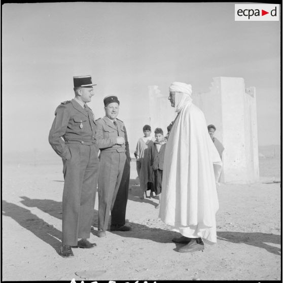 Le lieutenant de la 5e CPLE (compagnie de passage de la Légion étrangère), un capitaine et le bachaga de Zeribet el Oued, devant le poste français où s'est rendu Adjoul-Adjoul.