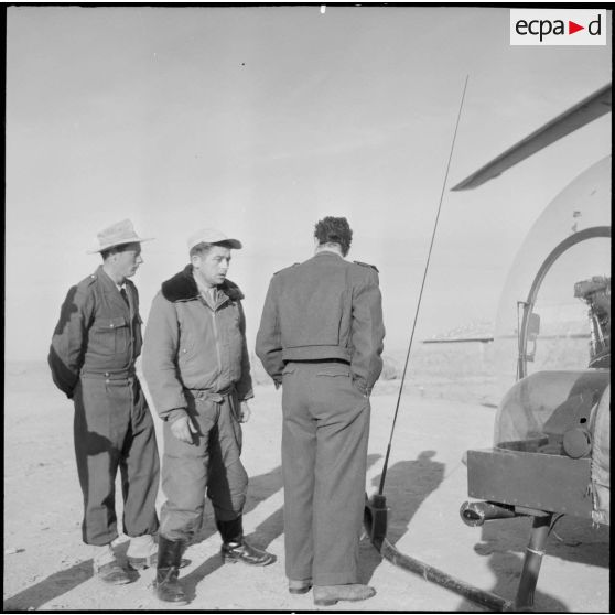 Discussion entre un officier et le pilote du GH 2 (Groupe d'hélicoptères n°2) ayant participé aux opérations de recherche du chef indépendantiste Adjoul-Adjoul.
