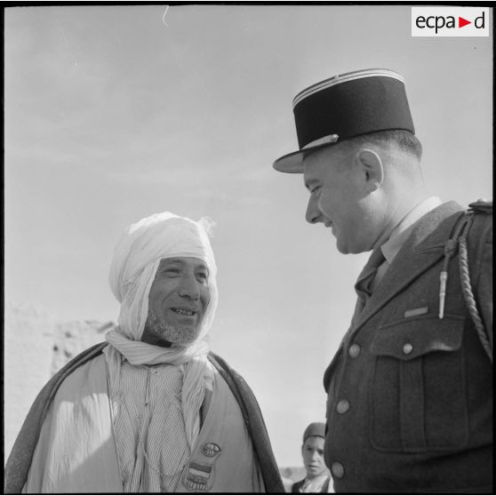 Discussion entre le lieutenant d'Arbonmont et un ancien légionnaire algérien décoré de la région de Biskra.