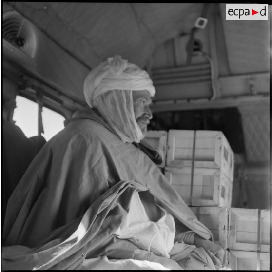 Le frère du chef indépendantiste Adjoul-Adjoul dans l'hélicoptère ayant servi pour l'opération de recherche dans la région de Biskra.