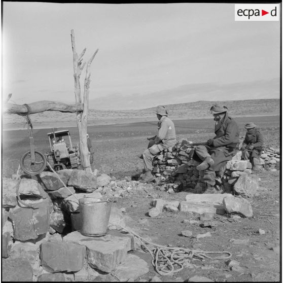 Trois tirailleurs du 9e régiment de tirailleurs algériens (BTA) assurent la protection des semailles d'un champ près d'Aumale (actuelle wilaya de Médéa).
