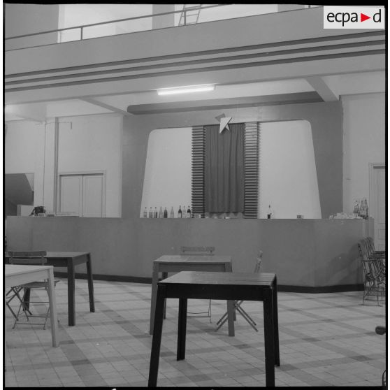 La salle du foyer sportif d'Aumale et sa buvette.