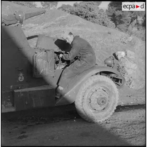 	Réparation d’un véhicule blindé léger par un mécanicien du 5e bataillon de tirailleurs algériens (BTA) à Aïn Terzine.