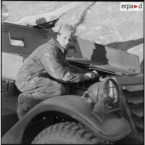 	Réparation d’un véhicule blindé léger par un mécanicien du 5e bataillon de tirailleurs algériens (BTA) à Aïn Terzine.