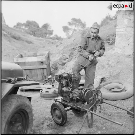 Démarrage d'un groupe électrogène par un tirailleur du 5e bataillon de tirailleurs algériens (BTA) à Aïn Terzine.