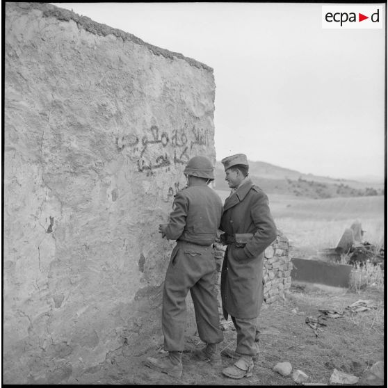 Inscription d'un message de propagande par deux éléments du 5e bataillon de tirailleurs algériens (5e BTA) sur les murs d'une mechta d'Aïn Terzine.
