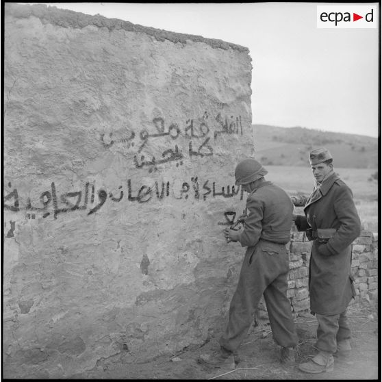 Inscription d'un message de propagande par deux éléments du 5e bataillon de tirailleurs algériens (5e BTA) sur les murs d'une mechta d'Aïn Terzine.