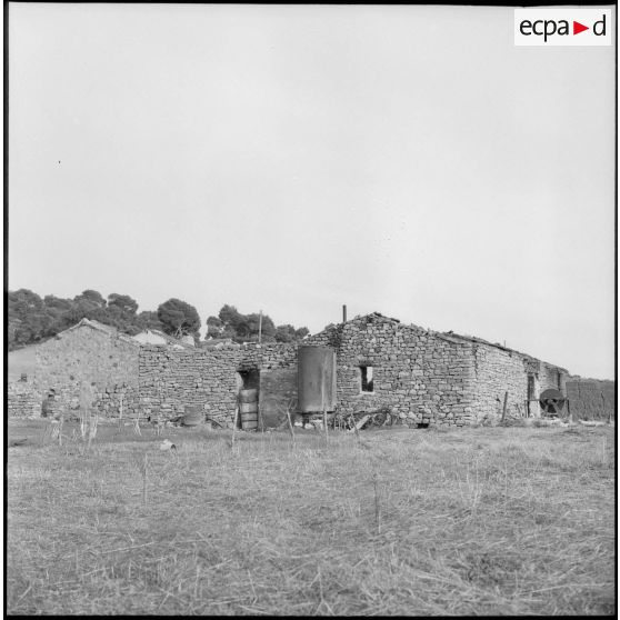 Vue de la mechta en chantier où stationne le 5e bataillon de tirailleurs algériens (BTA) à Aïn Terzine.