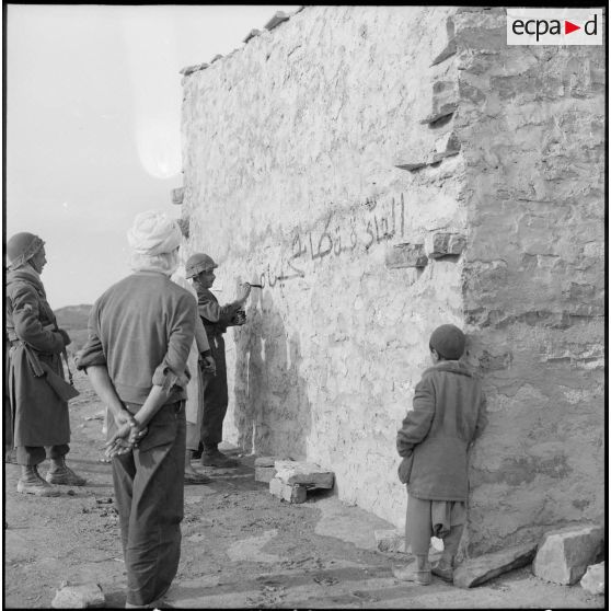 Inscription d'un message de propagande par un soldat du 5e bataillon de tirailleurs algériens (5e BTA) sur les murs d'une mechta d'Aïn Terzine.