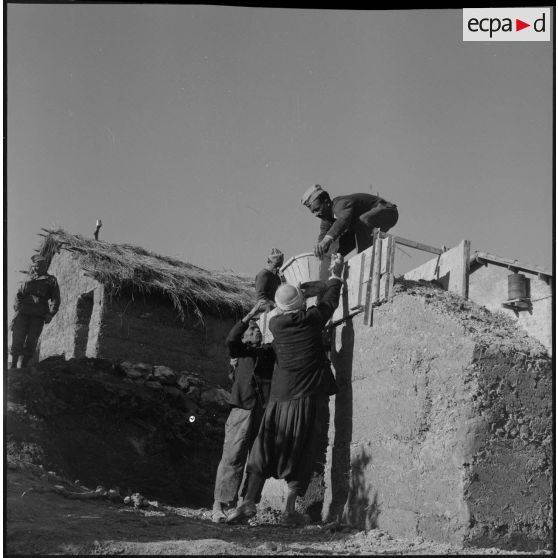 Chantier du poste de commandement du 5e bataillon de tirailleurs algériens (BTA) dans une mechta d'Aïn Terzine.