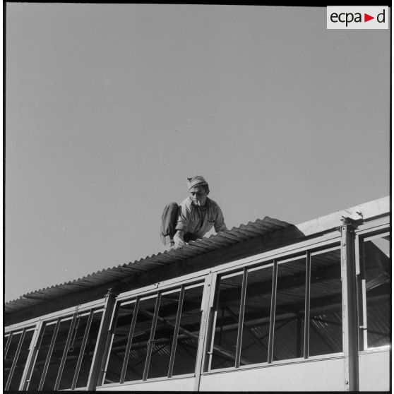 Un soldat du 5e bataillon de tirailleurs algériens (BTA) sur le toit d'un hangar en construction à Aïn Terzine.