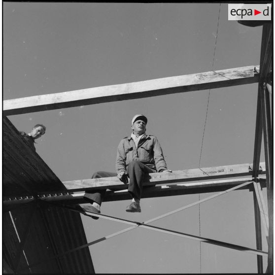 	Le capitaine du 5e bataillon de tirailleurs algériens (BTA) sur le toit d’un hangar en chantier à Aïn Terzine.