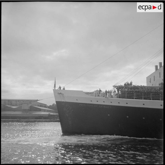 Le paquebot Président de Cazalet quitte le port de Bône avec à son bord un groupe de rappelés.