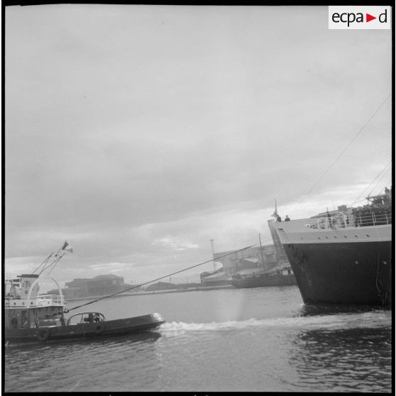 Vue du Président de Calazet et son escorte le jour de l'embarquement d'un groupe de rappelés au port de Bône.