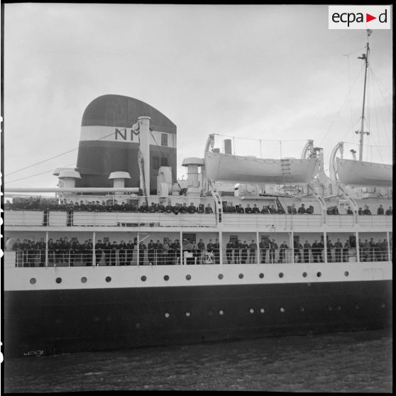 Des rappelés quittent le port de Bône à bord du Président de Cazalet.
