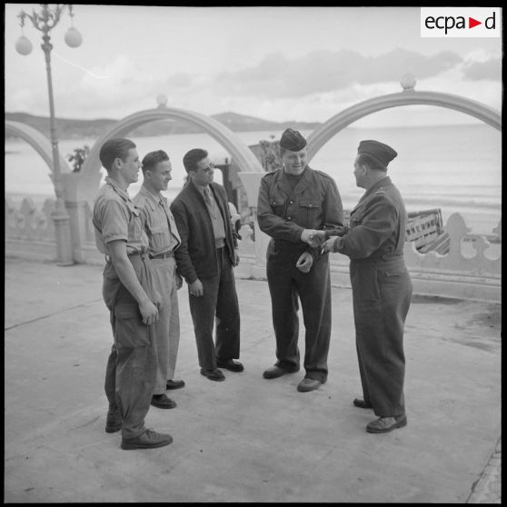 Poignée de main entre un rappelé et un adjudant le jour du départ du Président de Cazalet.