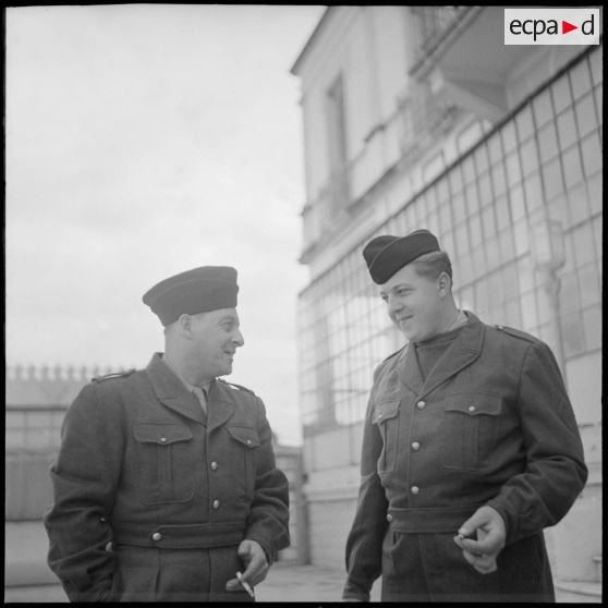Discussion entre un rappelé et un adjudant dans le port de Bône, le jour du départ du paquebot le Président de Cazalet.