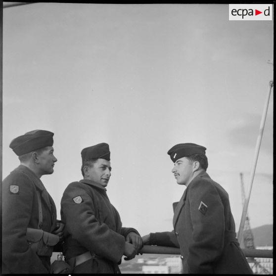 Discussion entre des appelés sur le pont du Président de Cazalet au départ de Bône ( région de Constantine).