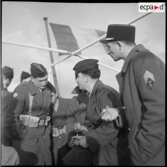 Moment de détente pour les rappelés à bord du Président de Cazalet au départ de Bône.