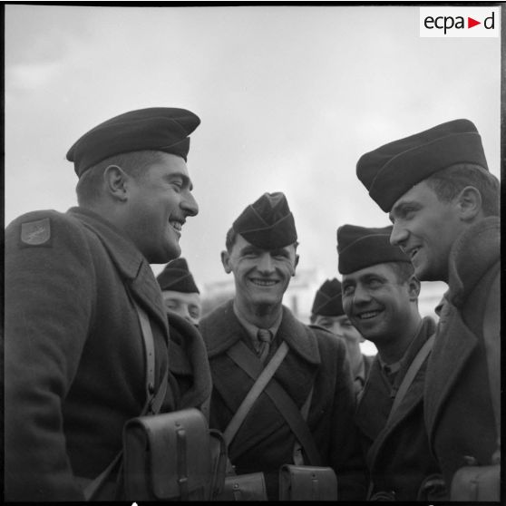 Instant de détente pour quatre rappelés venant d'embarquer à bord du Président de Cazalet au départ de Bône.