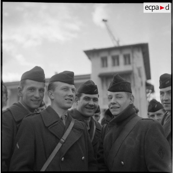 Portrait d'un groupe de rappelés s'apprêtant à embarquer à bord du Président de Cazalet sur le port de Bône.