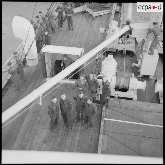 Un groupe de rappelés pose devant l'objectif du photographe à bord du Président de Cazalet au départ de Bône.