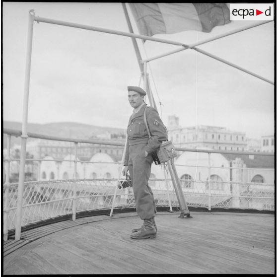 Portrait d'un reporter rappelé du GH n°2 à bord du Président de Cazalet au départ de Bône.