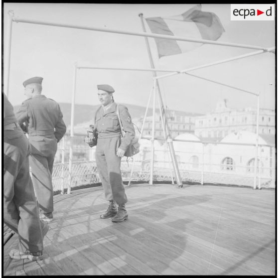 Des rappelés dont un reporter du GH n°2 sur le pont du Président de Cazalet au départ de Bône.