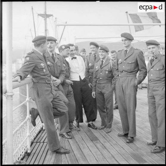 Portrait de groupe de rappelés du 8e régiment de parachutistes coloniaux (RPC) sur le pont du paquebot Président de Cazalet au départ de Bône.