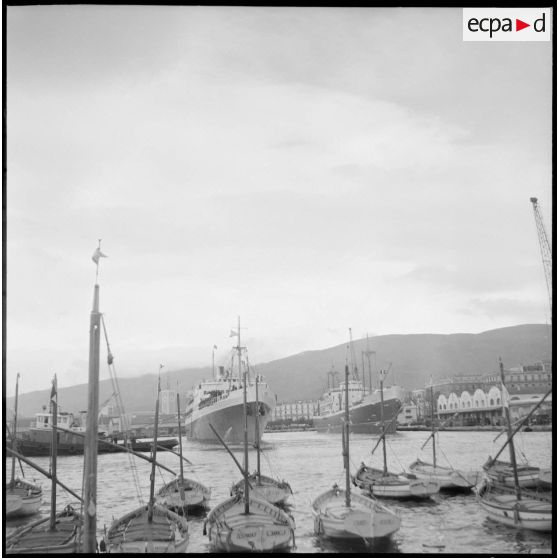 Vue du port de Bône le jour de l'embarquement d'un groupe de rappelés à bord du Président de Cazalet.