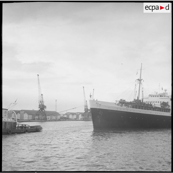Le Président de Cazalet, paquebot de la Compagnie de navigation mixte, quittant le port de Bône avec à son bord un groupe de rappelés.