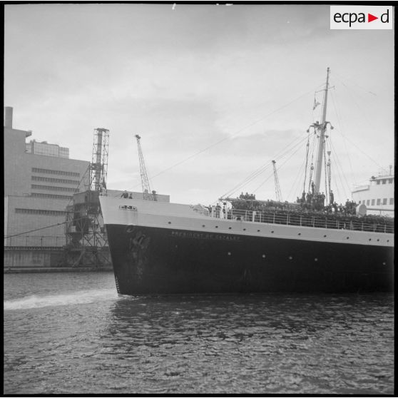 Le paquebot Président de Cazalet quitte le port de Bône avec à son bord un groupe de rappelés.