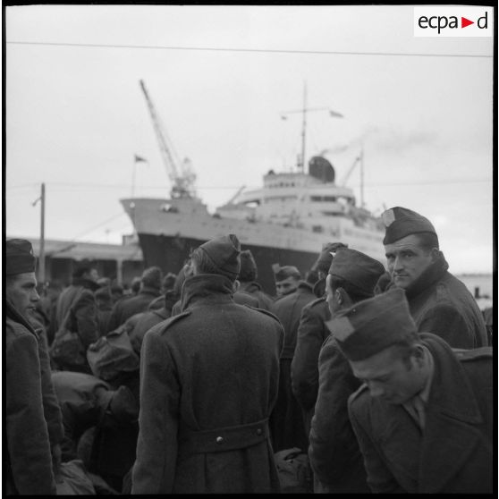 Des appelés ayant terminé leurs services militaires attendent d'embarquer à bord du Ville d'Oran, sur le port d'Oran.
