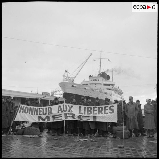Une banderole "Honneur aux libérés, merci" est déployée sur le port d'Oran en l'honneur des appelés ayant terminé leurs services militaires.