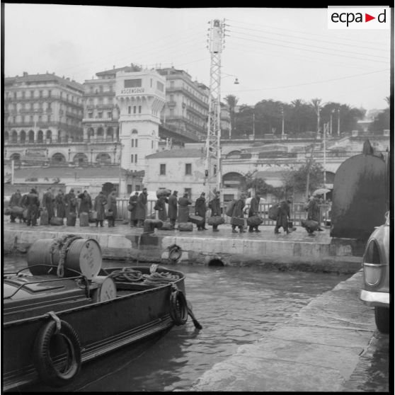 Embarquement à bord du Ville d'Oran d'appelés ayant terminé leurs services militaires.