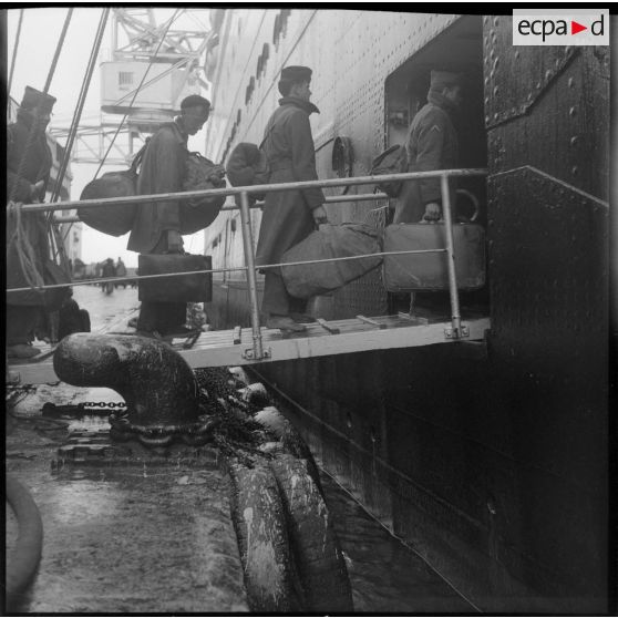 Des appelés ayant terminé leurs services militaires quittant l'Algérie pour rentrer en France à bord du Ville d'Oran.